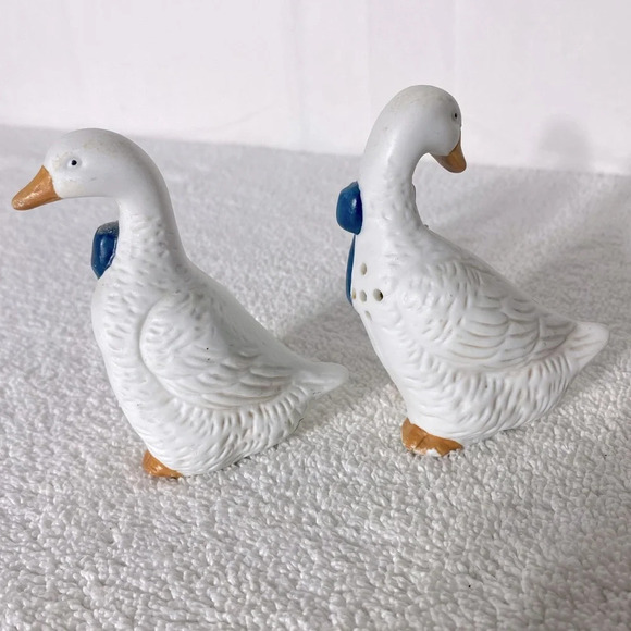Vintage Ceramic Blue Ribbon Geese Salt & Pepper Shakers - Picture 6 of 11